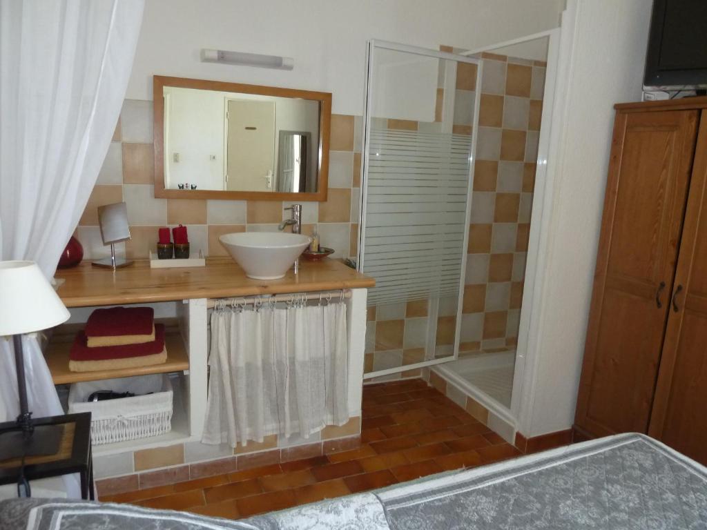 Mas De Valiguiere Hotel Saze  Phòng bức ảnh